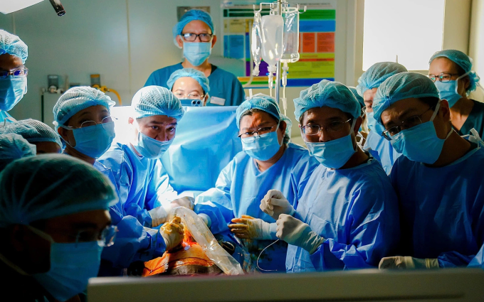 Các y bác sĩ tập trung cao độ nhìn vào màn hình trong cuộc can thiệp cho thai phụ Singapore ngày 28/5. Ảnh:Bệnh viện cung cấp