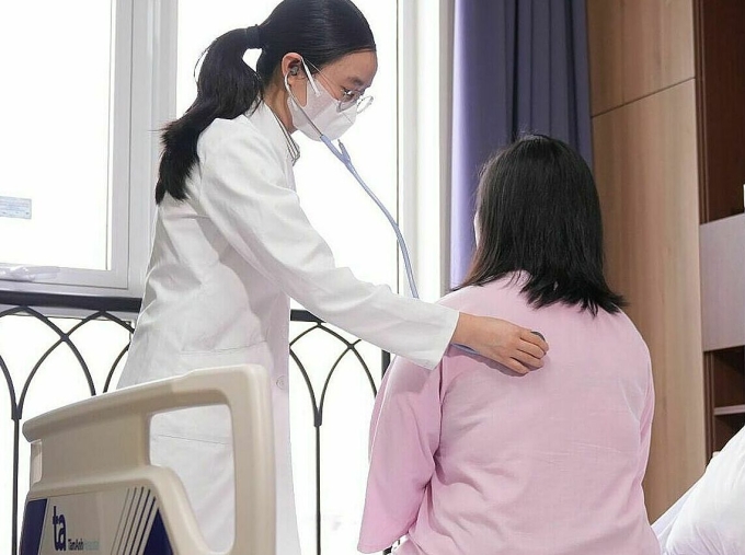 Chị Minh đang được bác sĩ kiểm tra sức khỏe sau 3 ngày điều trị. Ảnh: Bệnh viện Đa khoa Tâm Anh