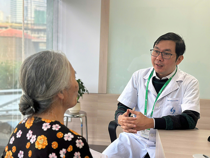 Bác sĩ thăm khám cho bệnh nhân. Ảnh: Thúy Quỳnh