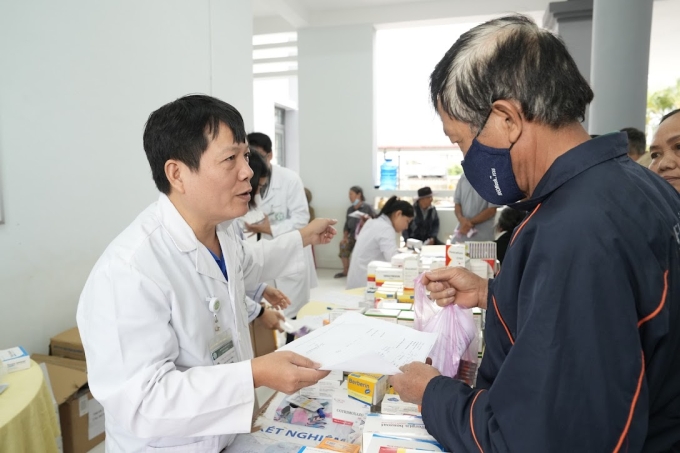 Người dân được nhận thuốc miễn phí. Ảnh: Thế Anh