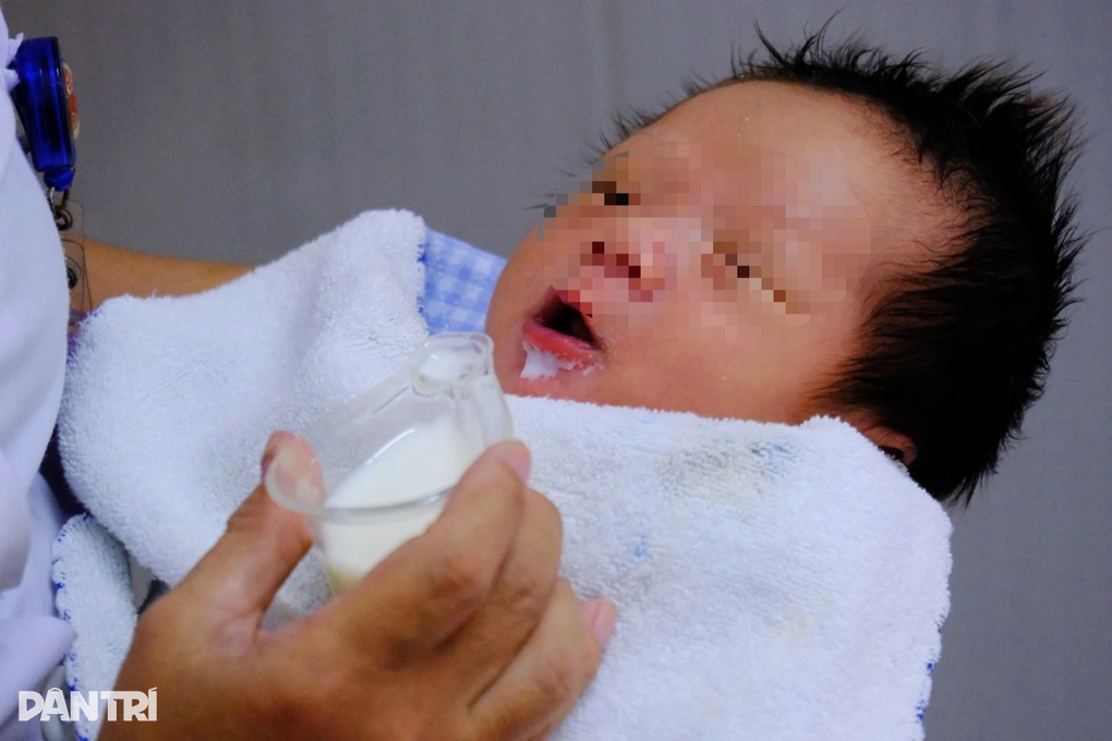 Bác sĩ Bệnh viện Từ Dũ: Không thể xem sữa mẹ là dạng thực phẩm đơn thuần - 1