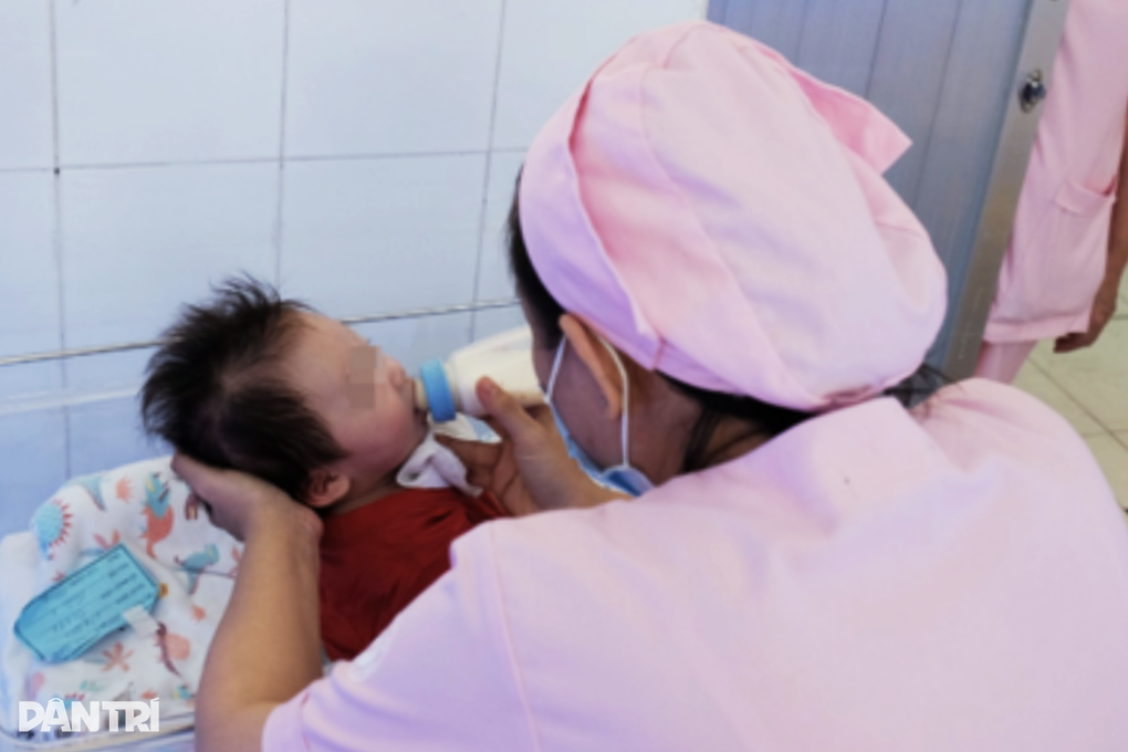 Bác sĩ Bệnh viện Từ Dũ: Không thể xem sữa mẹ là dạng thực phẩm đơn thuần - 3