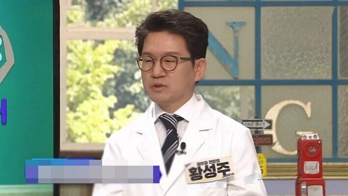 Bác sĩ Hàn chia sẻ phương pháp gội đầu 2-2-2 giúp da đầu khỏe mạnh, tóc con thi nhau mọc tua tủa như nấm mọc sau mưa 1 Bác sĩ da liễu người Hàn Quốc Hwang Sung-soo.