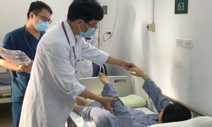 Một bệnh nhân trẻ điều trị tại Trung tâm Đột quỵ, Bệnh viện Bạch Mai. Ảnh:Đỗ Hằng