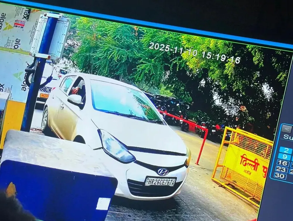Một camera an ninh trên đường phố Delhi ghi lại hình ảnh chiếc xe Huyndai i20 màu trắng, biển kiểm soát HR 26CE7674 hôm 10-11. Ảnh: NDTV 1111 Nghi phạm đánh bom xe khủng bố ở New Delhi_bãi đổ xe.jpg