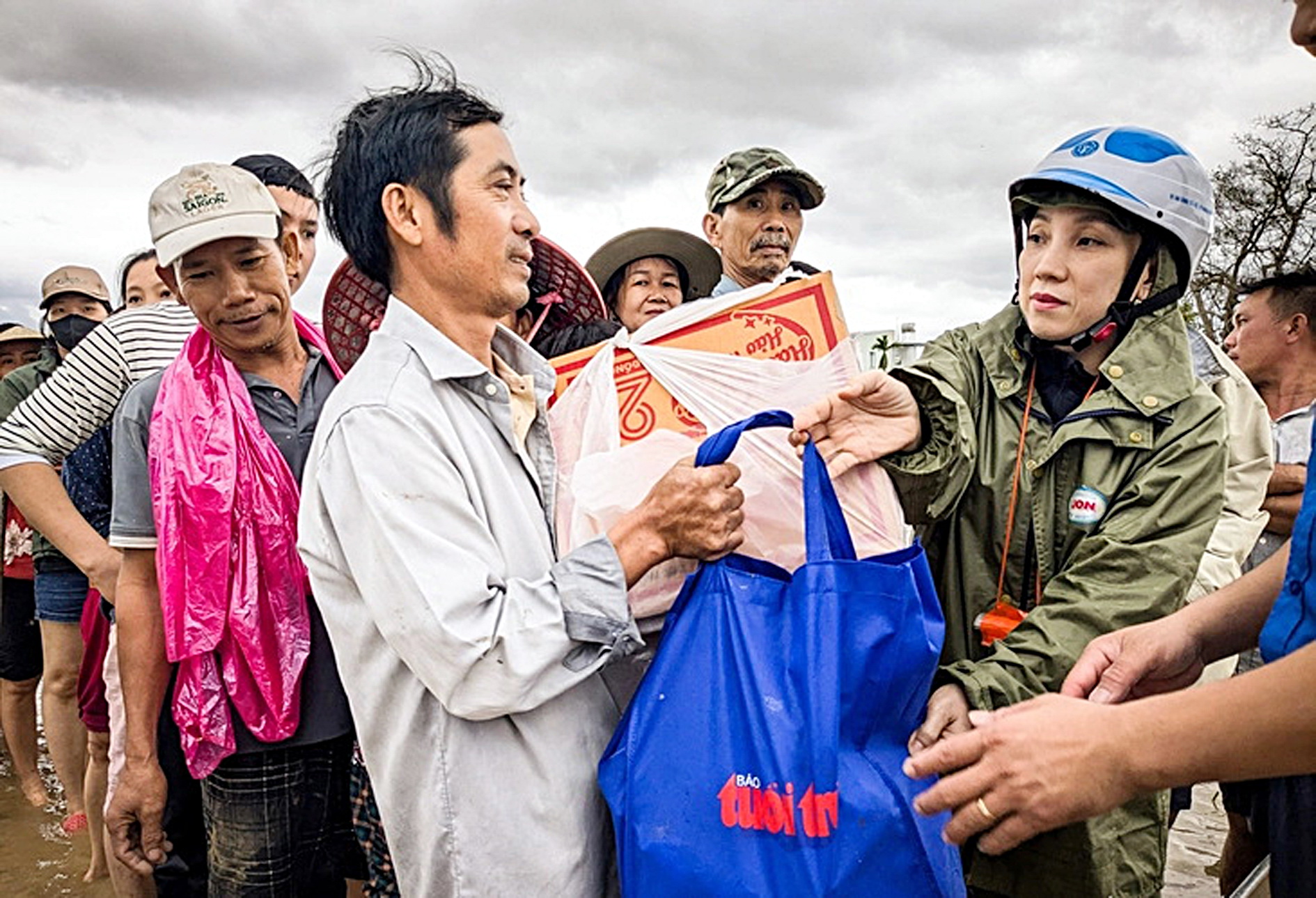 Bạn đọc Tuổi Trẻ góp hơn 14 tỉ đồng gửi miền Trung ruột thịt 1 miền Trung - Ảnh 1.
