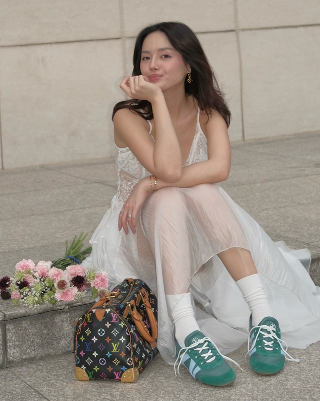 Bản phối với tất trắng 'nâng cấp' phong cách hằng ngày- Ảnh 1.