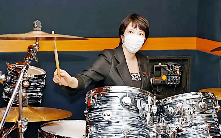 Bàn tay sắt trong găng tay Gucci - Ảnh 2.