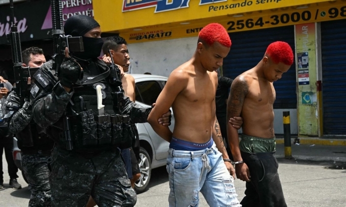 Cảnh sát Brazil bắt các nghi phạm được cho là thành viên băng đảng Comando Vermelho ở Rio de Janeiro trong cuộc đột kích hôm 28/10. Ảnh: AFP