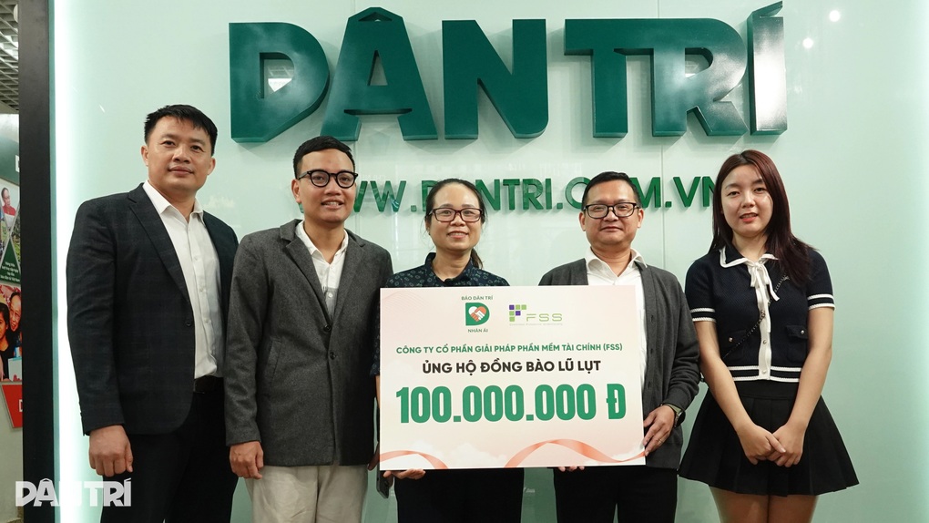 Báo Dân trí đón nhận 100 triệu đồng tiếp sức người dân vùng lũ lụt - 1