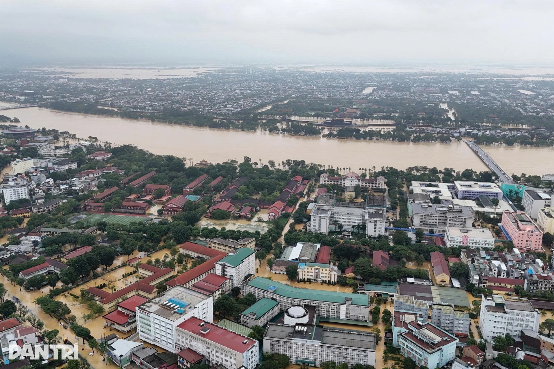 Báo Dân trí ngày đêm mang túi an sinh đến với cư dân vùng lũ ở ngã ba sông - 1