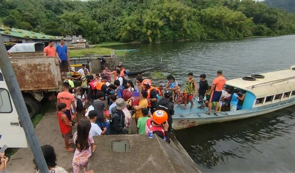 Bão Fung-wong “phi mã” áp sát Philippines, chạm ngưỡng siêu bão - Ảnh 1. Bão Fung-wong “phi mã” áp sát Philippines, chạm ngưỡng siêu bão - Ảnh 1.