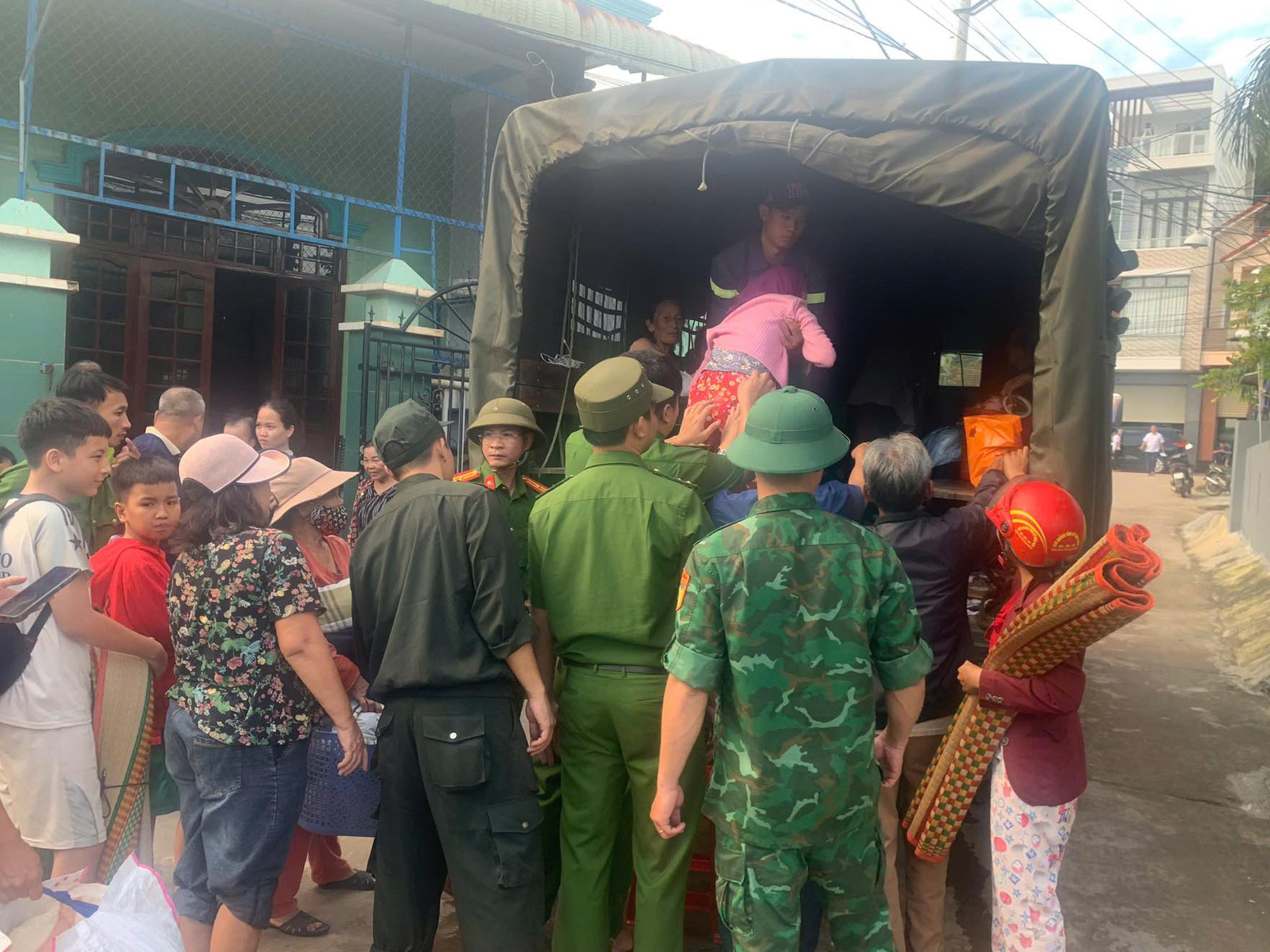 Bão Kalmaegi giật cấp 15, Gia Lai kích hoạt phương án ứng phó cao nhất - Ảnh 1.