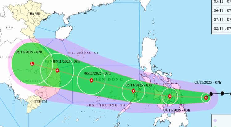 Bão Kalmaegi mạnh lên cấp 12, đi rất nhanh, hướng về Biển Đông - Ảnh 1.