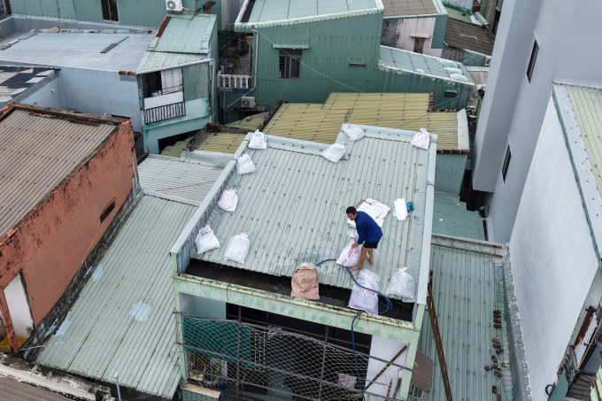 Người dân Quy Nhơn gia cố mái tôn trước bão. Ảnh: Thanh Tùng