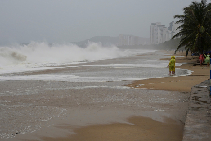 Sảnh lễ tân nhà ở phường Quy Nhơn Đông hư hại do bão. Ảnh: Trần Hoá