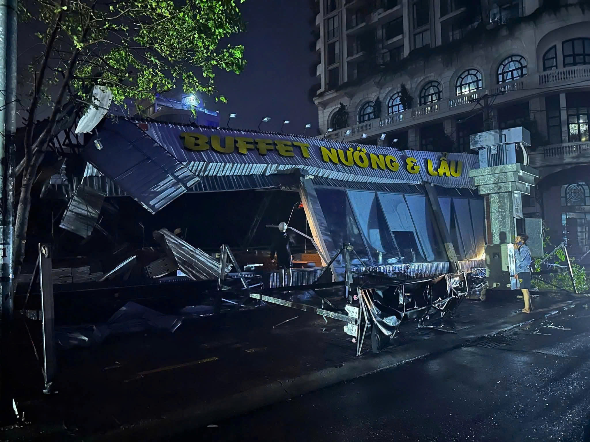 Bão Kalmaegi suy yếu xuống cấp 12, hàng trăm cuộc gọi cầu cứu - Ảnh 1.