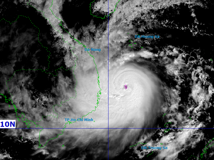 Bão Kalmaegi tiếp tục tăng cấp, ban bố rủi ro thiên tai cấp 4- Ảnh 1.