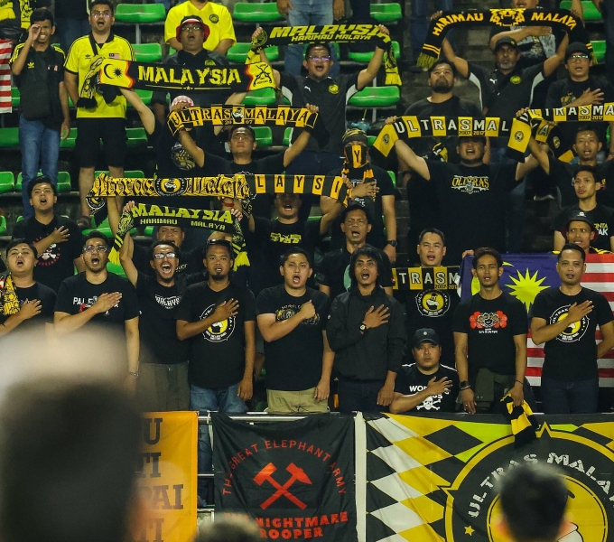 Người hâm mộ Malaysia cổ vũ tại sân Quốc gia Lào mới trong trận thắng Lào 3-0 ở lượt ba bảng F vòng loại cuối Asian Cup 2027, ngày 9/10/2025. Ảnh: Malaysia NT