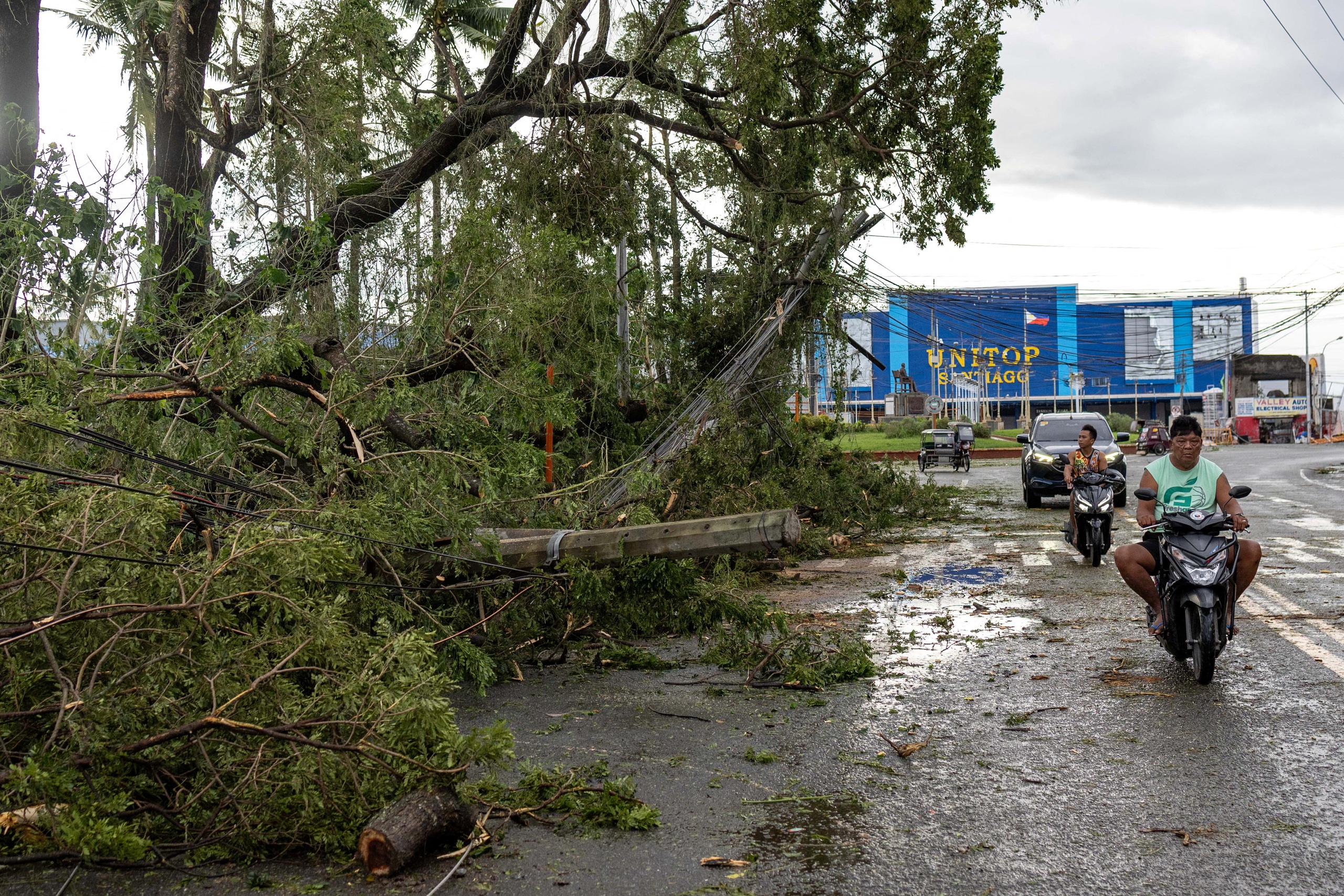 Bão Phượng Hoàng càn quét Philippines - Ảnh 1.