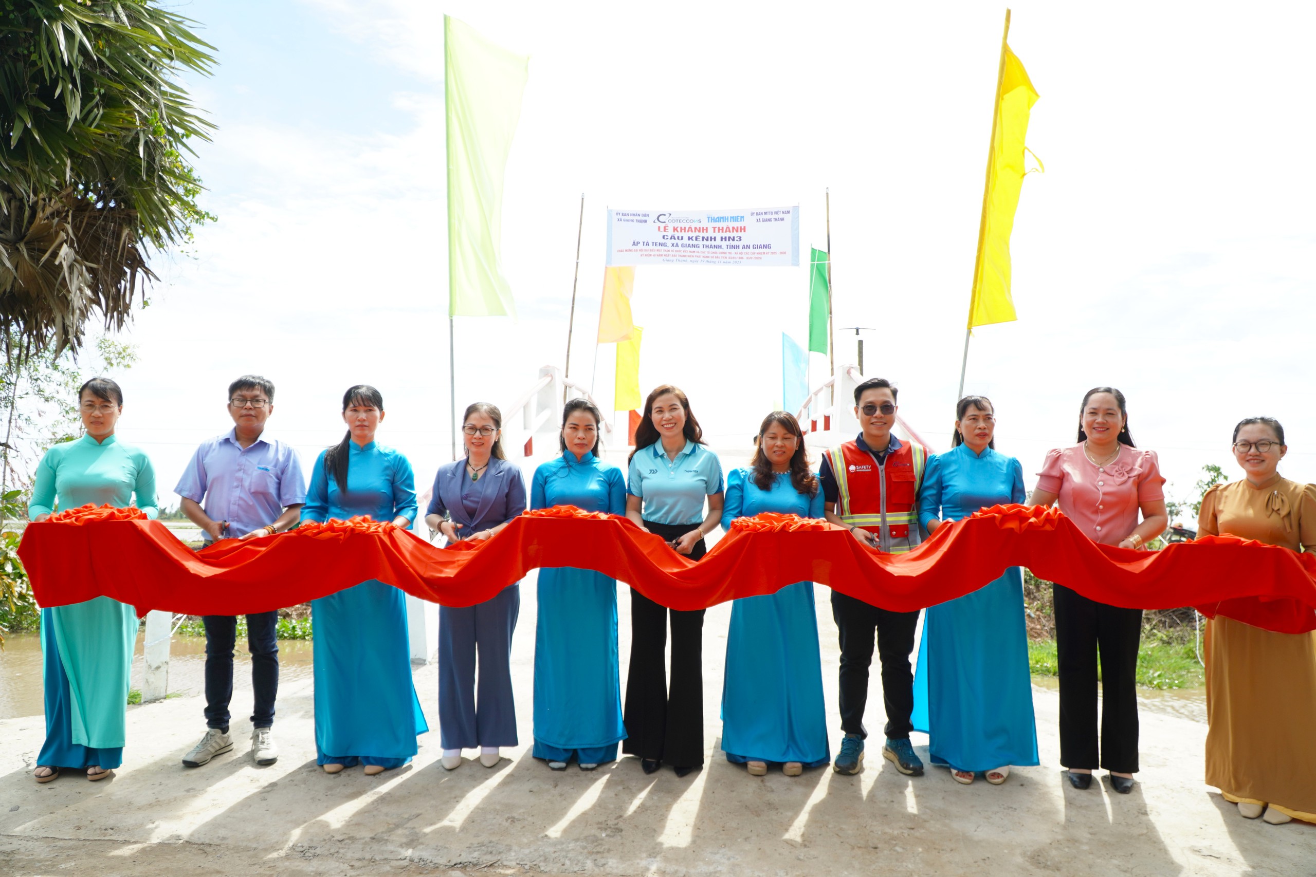 Báo Thanh Niên khánh thành cây cầu mơ ước tại vùng biên giới Giang Thành- Ảnh 1.