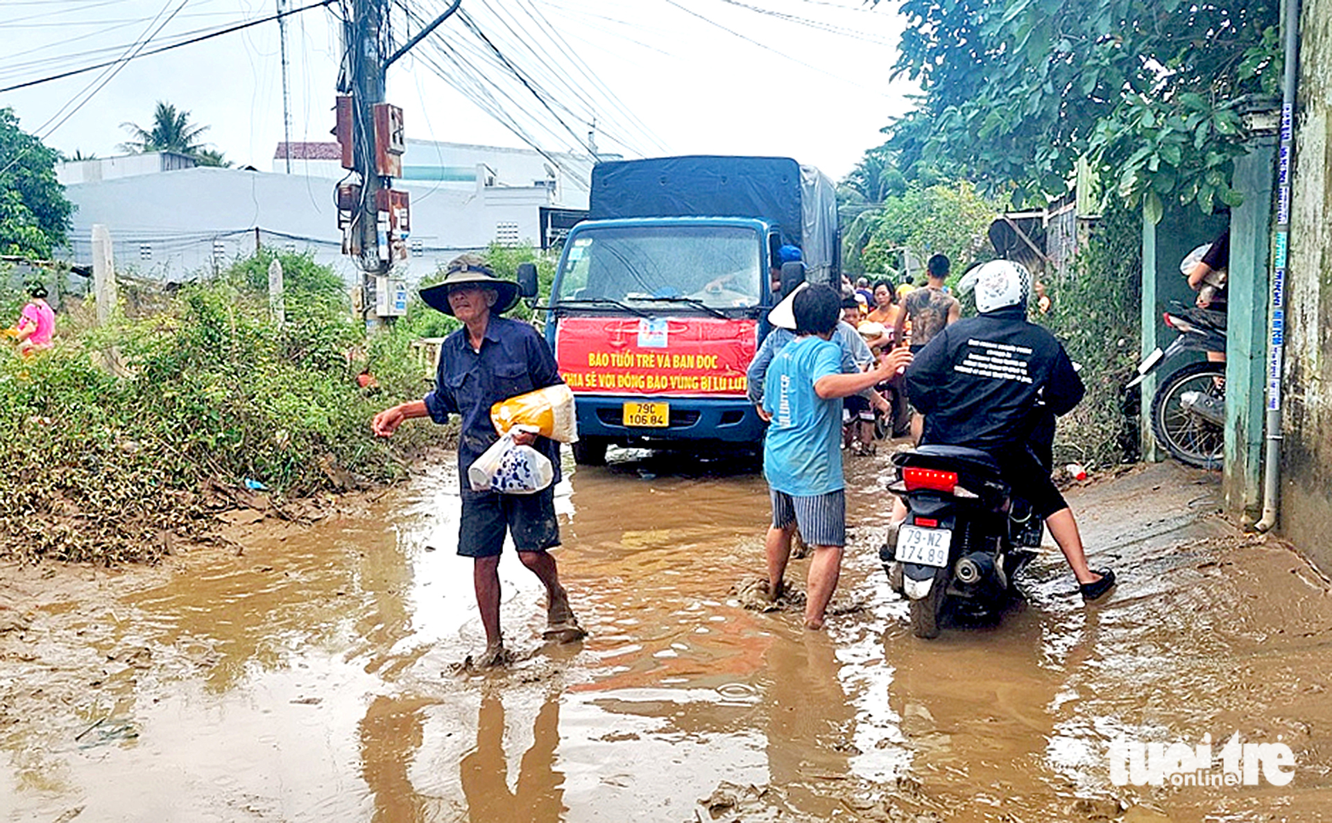 Báo Tuổi Trẻ trao quà cứu trợ đến người dân ở Tây Nha Trang - Ảnh 1.