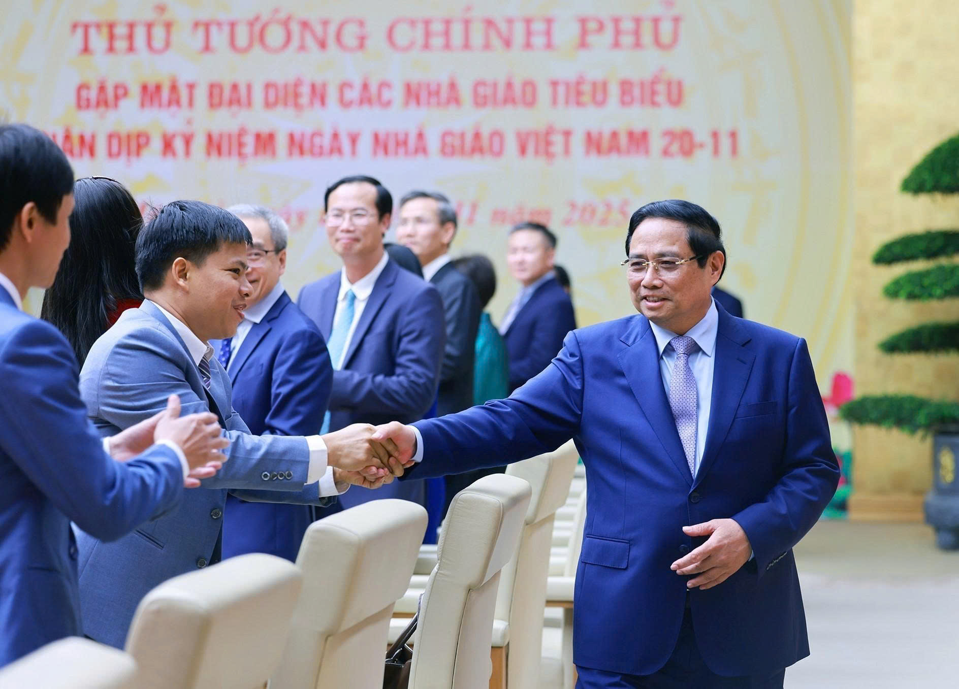 Bảo đảm lương giáo viên tương xứng với công sức cống hiến của các thầy cô - Ảnh 1.