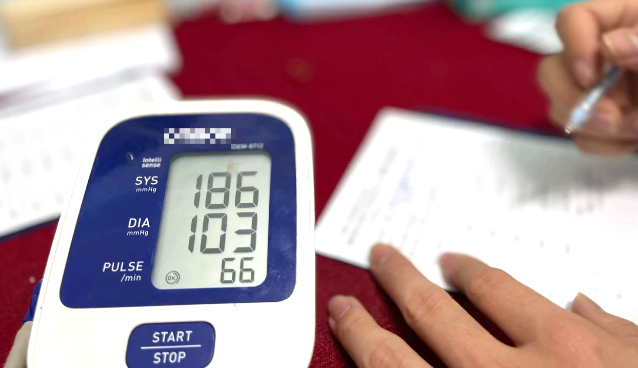 Báo động người trẻ Việt mắc bệnh tăng huyết áp ngày càng nhiều- Ảnh 1. Báo động người trẻ Việt mắc bệnh tăng huyết áp ngày càng nhiều- Ảnh 1.