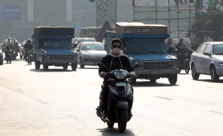 Báo động đỏ tại Iran, sương mù độc hại khiến hàng chục ngàn người chết - Ảnh 1.