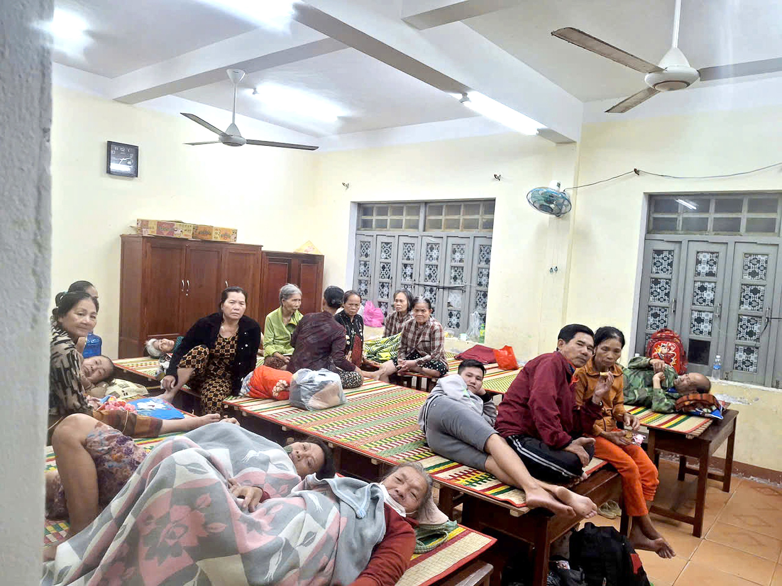 Bão qua, lo ngập lụt, sạt lở tới - Ảnh 1.