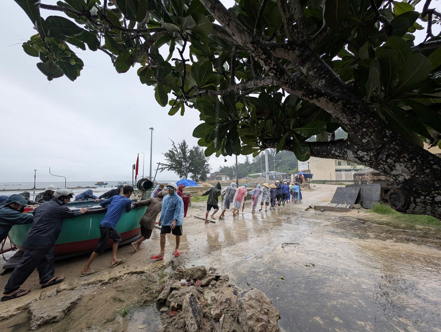 Bão số 13 Kalmaegi giật cấp 16 đổ bộ, 1 tỉnh huy động ô tô, xe thiết giáp khẩn cấp ứng phó- Ảnh 2.