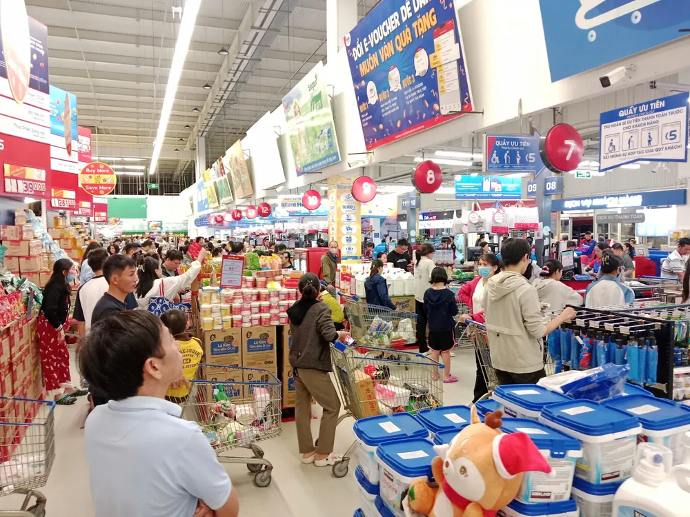 Dự báo bão số 13 diễn biến phức tạp người dân Đà Nẵng mua sắm trong chiều 5-11: Ảnh: N.GIANG bão số 13 1.jpg