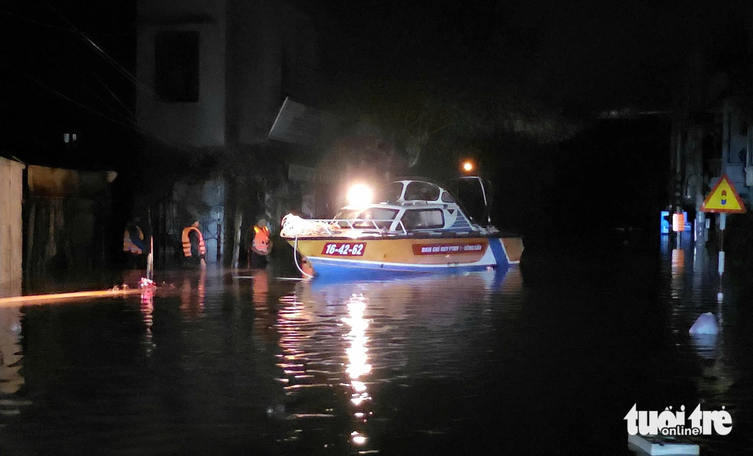 nước lũ - Ảnh 1.