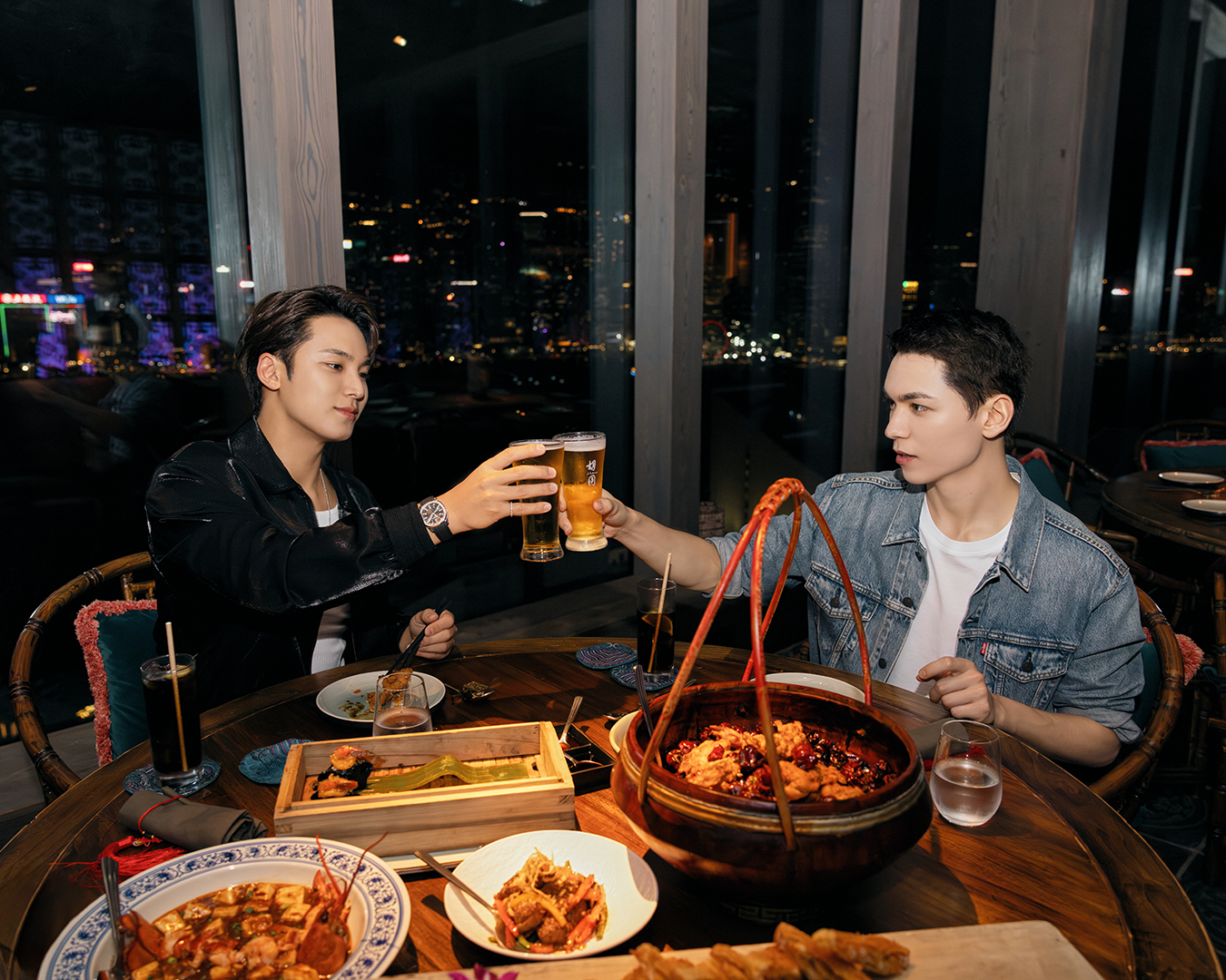 Bat dinh cap doi SEVENTEEN tai Cang Victoria ve dem