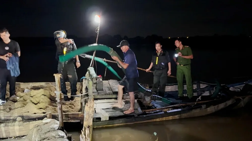 Gần 100 cán bộ, chiến sĩ từ Phòng Cảnh sát kinh tế, Phòng Cảnh sát Cơ động, Phòng Cảnh sát giao thông chia làm nhiều tổ công tác để mai phục, bắt giữ. z7213442357887_709f95bff8c01ebe89f3d3cc2e30e893.jpg