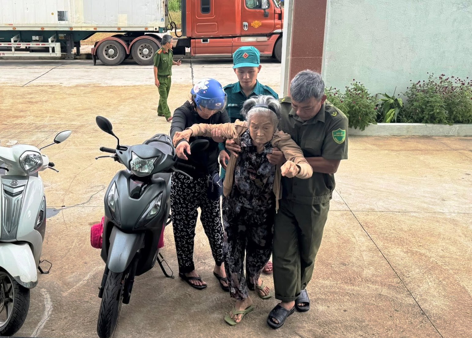 Bầu trời Quảng Ngãi xám xịt trước khi bão số 13 Kalmaegi đổ bộ - Ảnh 1.