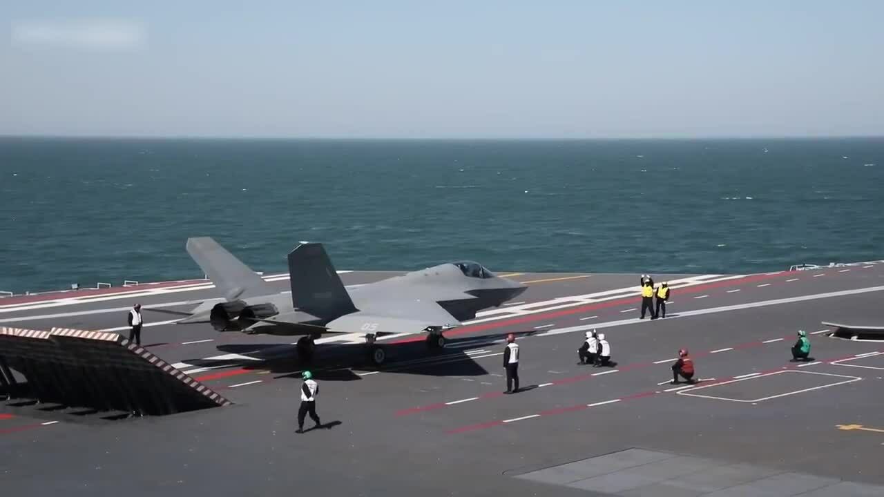 J-35 lần đầu cất hạ cánh trên tàu sân bay