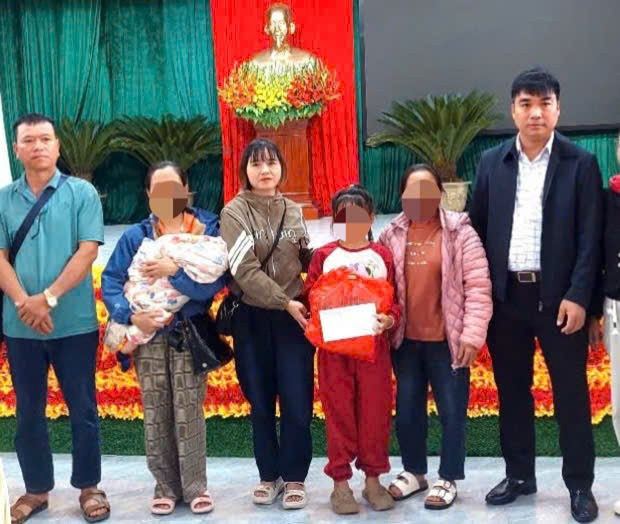 Bé gái bị cha dượng dùng búa bạo hành đã xuất viện, về quê ngoại ở Sơn La- Ảnh 1.