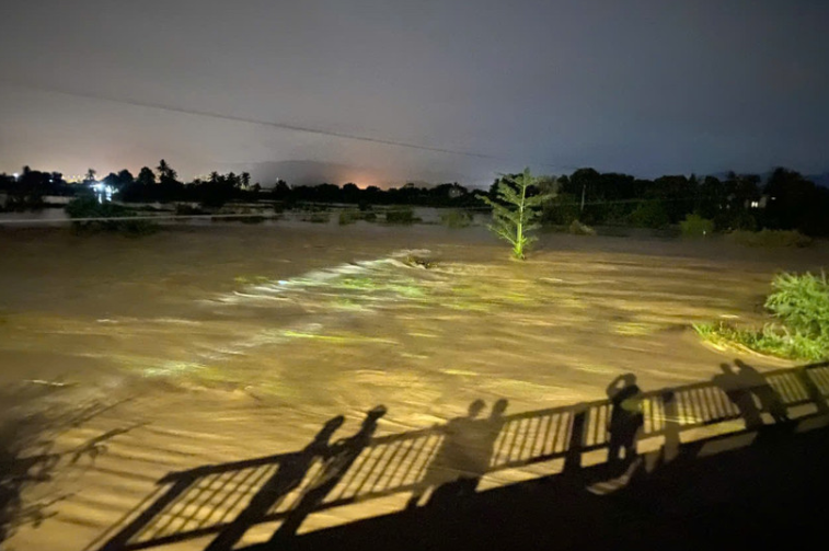 Bé gái mất tích trong dòng nước dữ sau vụ hồ chứa bị vỡ trên núi - Ảnh 1.