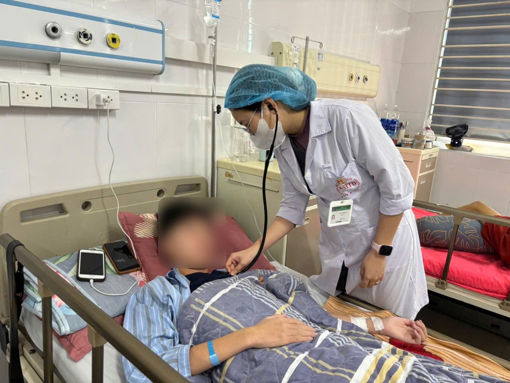 7 ngày sau khi bị lợn cắn, bé trai bị sốt cao liên tục. 