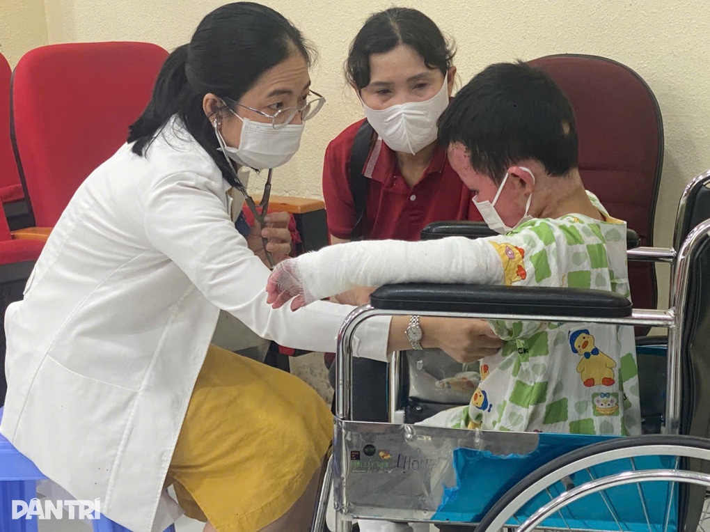 Bé trai phỏng 65% cơ thể, mồ côi cả cha lẫn mẹ sau cơn hỏa hoạn định mệnh - 1