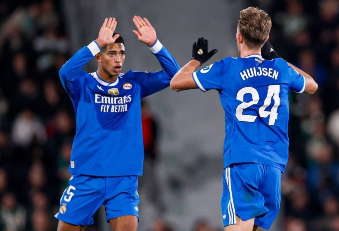 Bellingham cứu Real ở La Liga 1 Bellingham (trái) mừng bàn gỡ hòa với Huijsen, trên sân Martinez Valero, Elche, Tây Ban Nha hôm 23/11. Ảnh: Vanguard