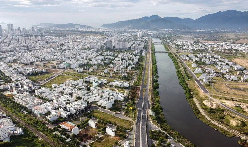 Cơ quan thuế có thể truy thu số tiền thuế phải nộp khi phát hiện khai 2 giá trong giao dịch mua bán bất động sản. Ảnh: XUÂN HOÁT bất động sản