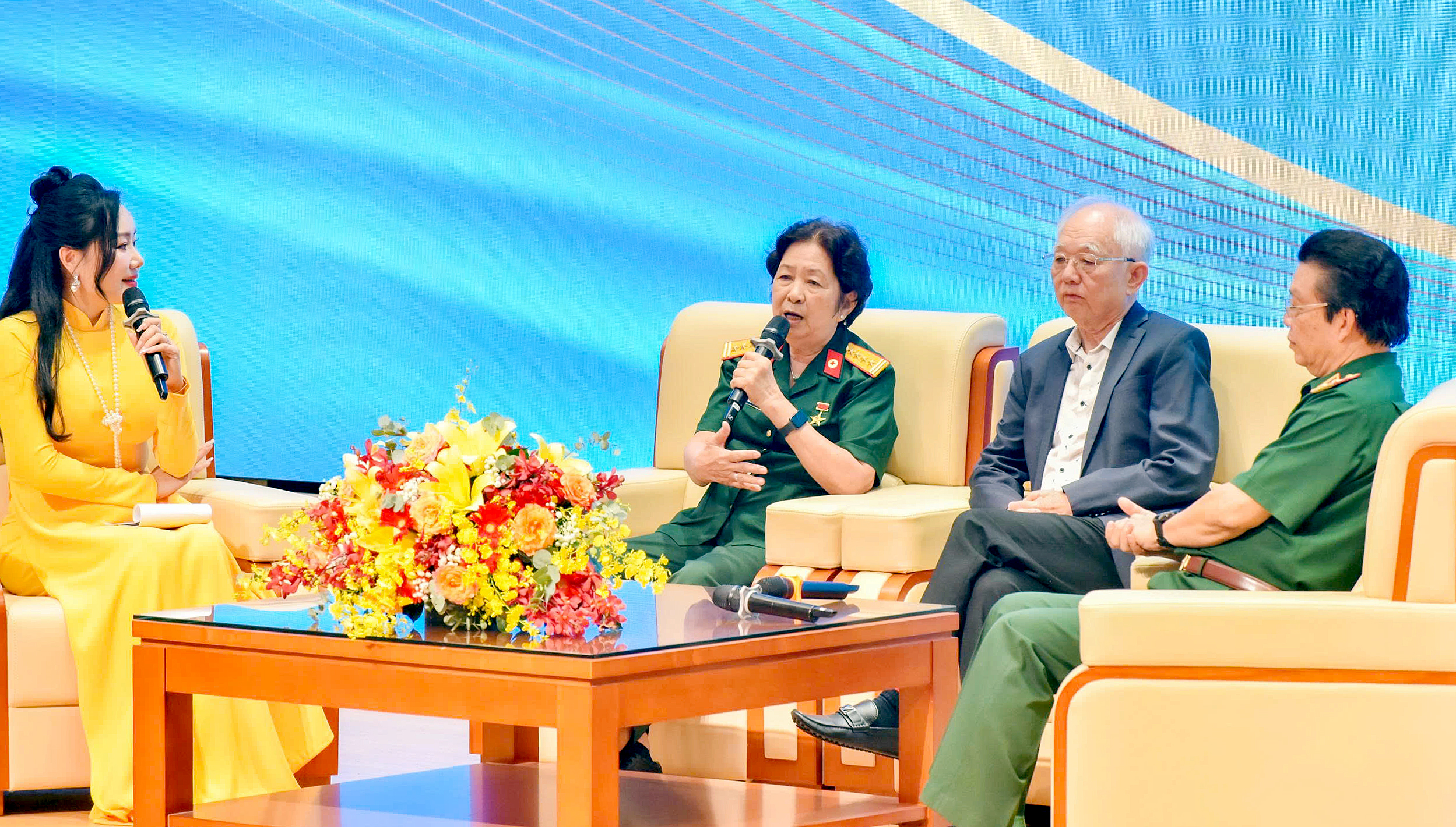 'Bên cạnh sự thấu cảm, bác sĩ cần lan tỏa tình yêu thương' - Ảnh 3.