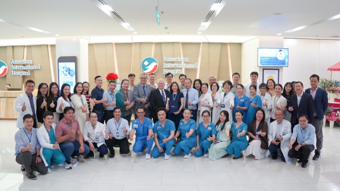 Tập thể cán bộ, nhân viên y tế bệnh viện chụp lưu niệm với đoàn thẩm định JCI. Ảnh: AIH