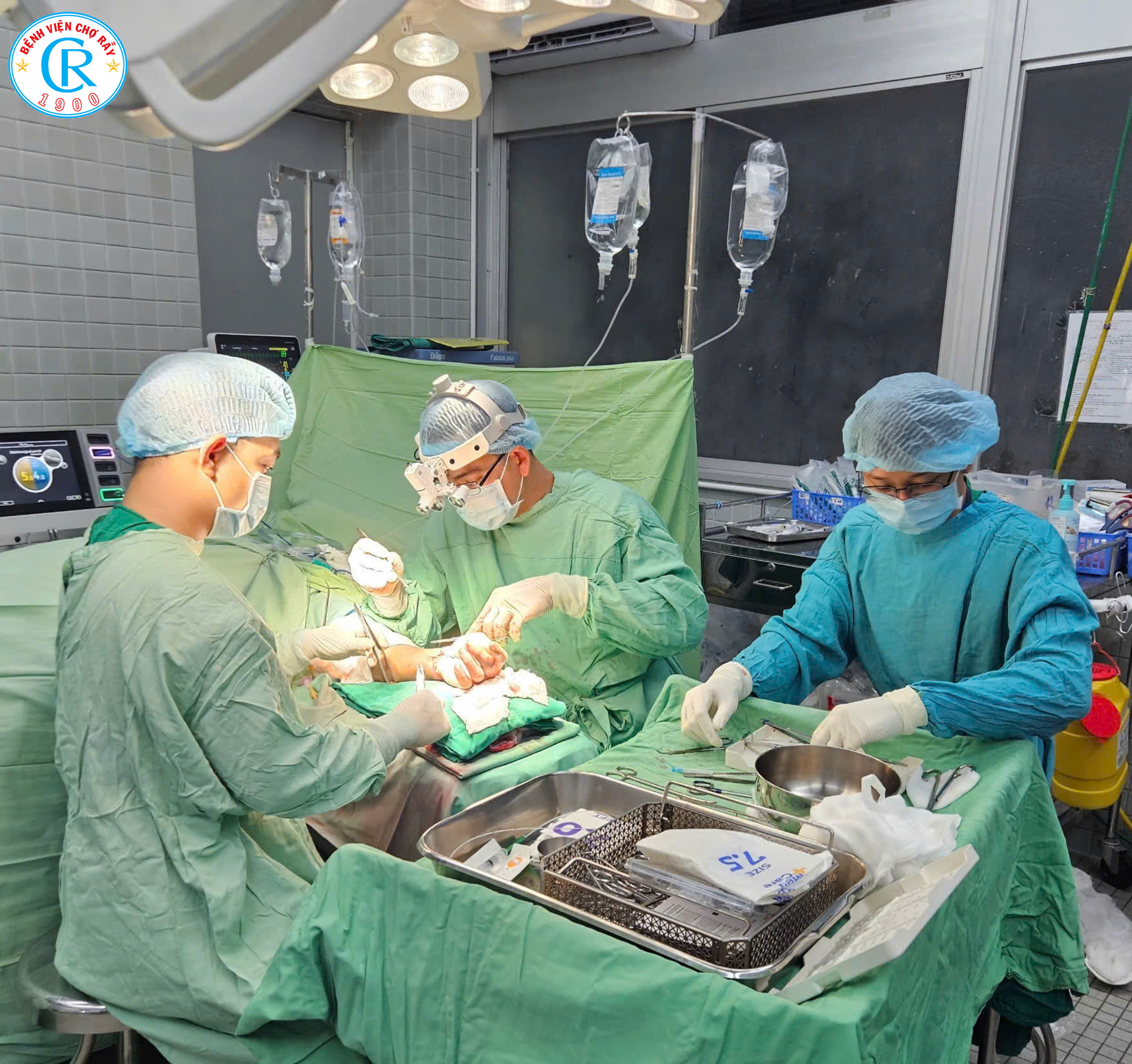 Bệnh viện Chợ Rẫy 'báo động đỏ’, 12 giờ nối 2 tay đứt lìa cho bệnh nhân- Ảnh 1.