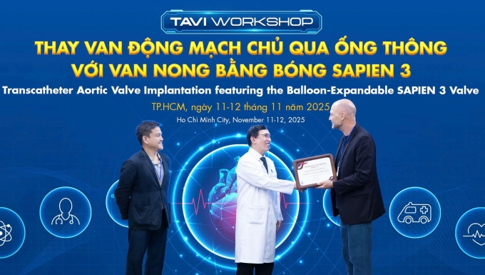 GS Markus Kasel, đại diện Edwards Lifesciences trao chứng nhận cho GS.TS.BS Võ Thành Nhân, Giám đốc Trung tâm Tim mạch Can thiệp, Bệnh viện Đa khoa Tâm Anh TP HCM.