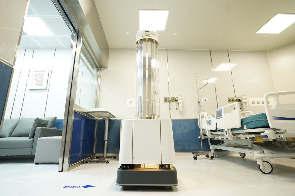 Bệnh viện công đầu tiên ở Việt Nam có 2 robot khử khuẩn công nghệ mới UV - 1