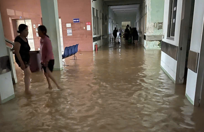 Nước ngập giữa hành lang Bệnh viện Y học cổ truyền và Phục hồi chức năng Quy Nhơn, sáng 19/11. Ảnh: Bệnh nhân cung cấp