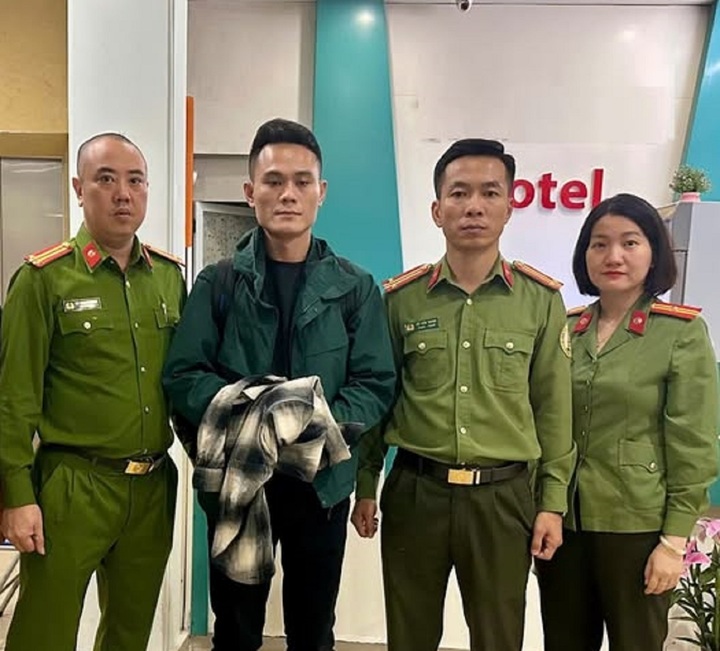 Bị bắt vì lưu trú quá hạn, du khách Trung Quốc 'lộ mặt' lừa đảo quốc tế- Ảnh 1.